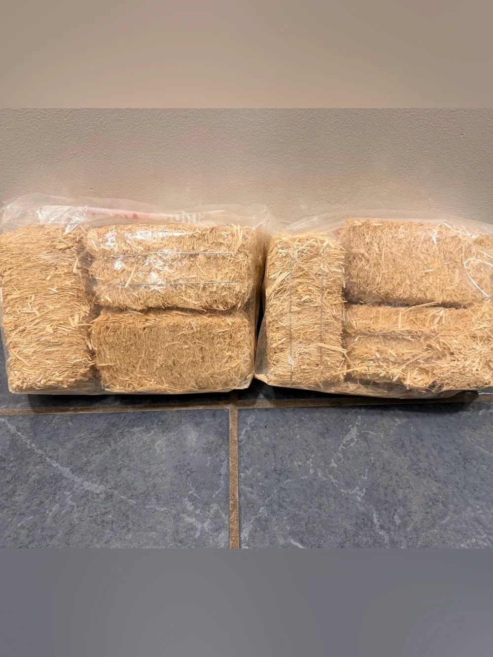 Set of 6 mini hay bales - great condition